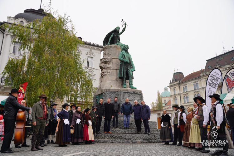 FOLKLORNA SKUPINA TINE ROŽANC IN OKTET DESETI BRAT